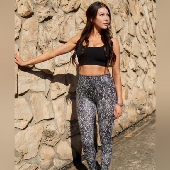 🆕 NWT SPANX Faux Leather Snake Shine Leggings Animal Print High Waisted Stretch - Picture 3 of 8